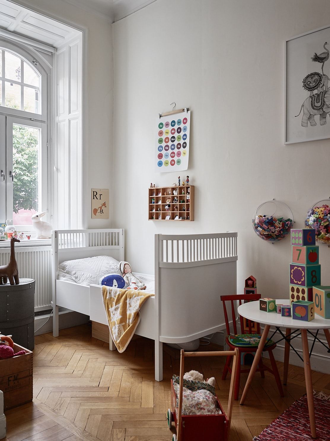 Kapea lastenhuone iloisilla väriroiskeilla, jossa taapero voi viettää mukavan lapsuuden. 